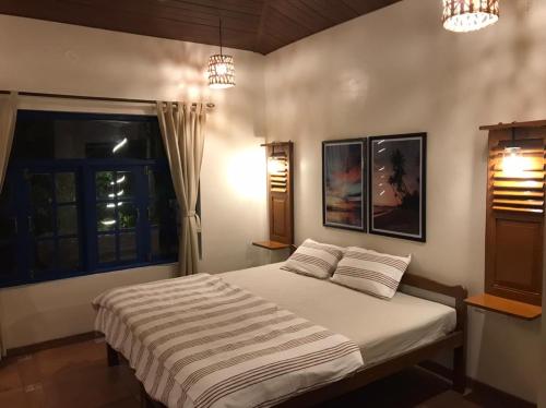 Forest Casa By Rashmiraj - Kashid Beach tesisinde bir odada yatak veya yataklar