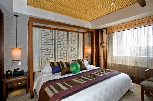 Säng eller sängar i ett rum på Hotel New Otani Chang Fu Gong