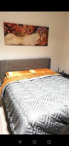 Bett in einem Schlafzimmer mit Wandgemälde in der Unterkunft Gilda's room in Bologna