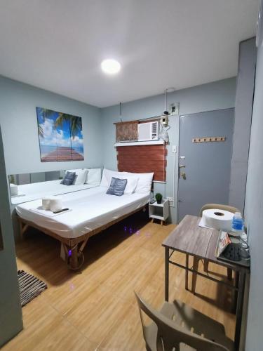 1 dormitorio con 1 cama grande en una habitación en DJCI Apartelle Small Rooms, en Cabanatúan