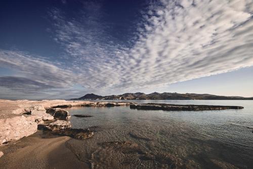 vistas a una playa con rocas en el agua en Noon Beyond Accommodation, en Pollonia