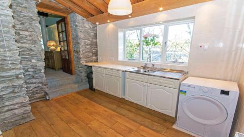 Baðherbergi á Streamways Nr Croyde - Large country cottage with valley views, Hot Tub option and private garden cabin, sleeps 12-16