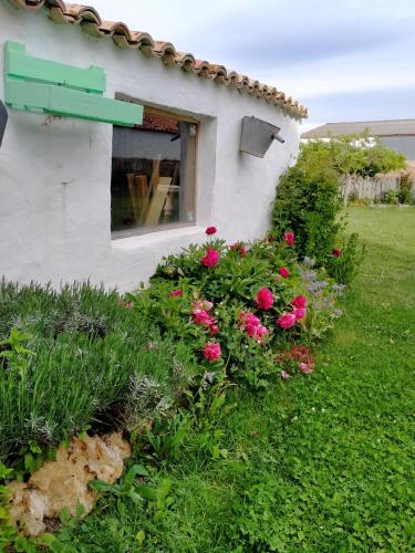 a garden with flowers in front of a building at Hotel Rural El Cielo Entejado in Tejado