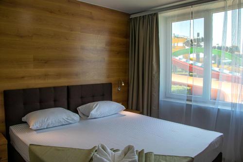 Postel nebo postele na pokoji v ubytování Aquapark Koblevo Hotel