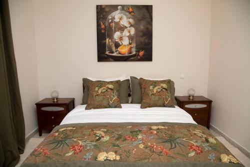 1 dormitorio con 1 cama grande y 2 mesitas de noche en La casa dei sogni - great house closed to Meteora, en Vlacháva