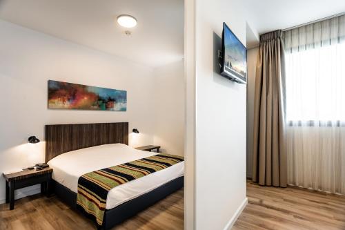 מיטה או מיטות בחדר ב-Nof Tavor Hotel
