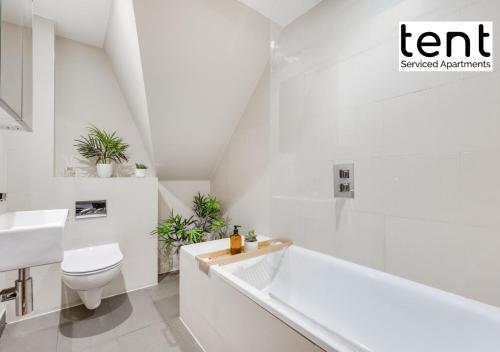 Ένα μπάνιο στο Bright, Stylish Two Bedroom Apt in Town Centre with Free Parking at Tent Serviced Apartments Chertsey