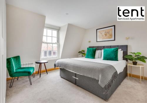 Säng eller sängar i ett rum på Bright, Stylish Two Bedroom Apt in Town Centre with Free Parking at Tent Serviced Apartments Chertsey