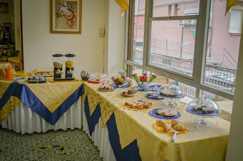 een tafel met borden eten erop bij Hotel Stradiot in Rimini