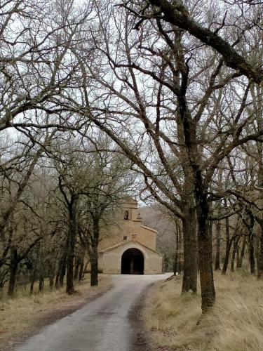 a road leading to a tunnel with a building at Hotel Rural El Cielo Entejado in Tejado