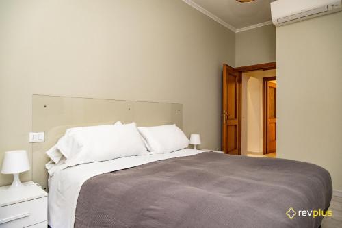Una cama o camas en una habitación de Mecenate Apartment Cavour