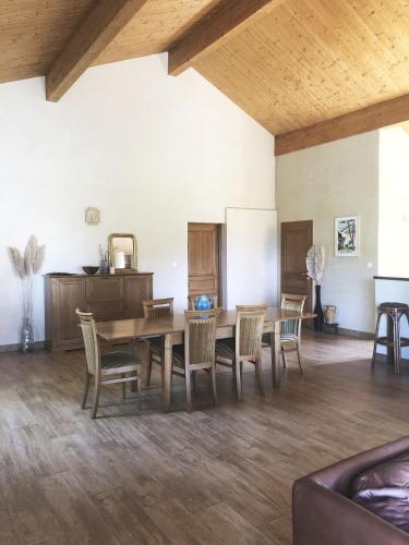 une salle à manger avec une table et des chaises dans l'établissement Villa familiale entre mer et montagne Corse, à Soccia