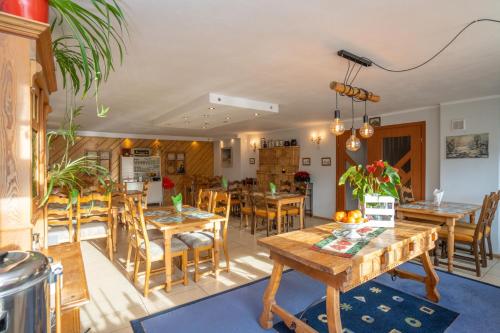 Un comedor con mesas y sillas de madera. en Stanica Górska, en Szklarska Poręba