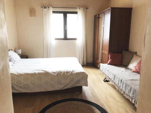 Tempat tidur dalam kamar di Villa familiale entre mer et montagne Corse