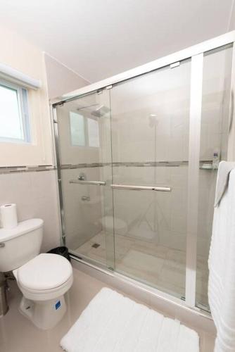 un bagno con wc e doccia in vetro di Confluence@Surbiton a Kingston