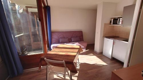 mały pokój ze stołem i kanapą w obiekcie Residence Les Ecrins w mieście Puy-Saint-Vincent