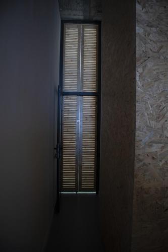 a door in a room with a window with blinds at Urban Sal Loft in Espargos