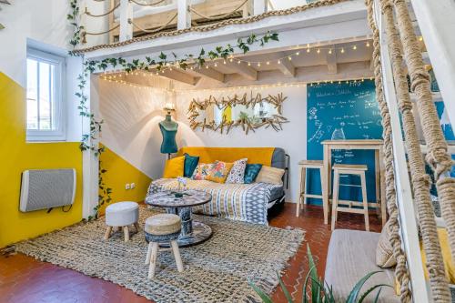 un salon avec un canapé et une table dans l'établissement Suites en plein coeur du Panier et vieux port, à Marseille