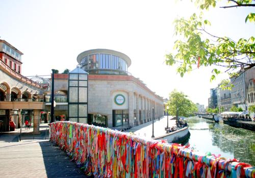 ein Zaun mit bunten Bändern an einem Fluss in der Unterkunft Domus da Ria - Teatro in Aveiro