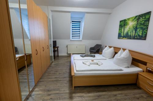 a hotel room with a bed and a desk at Gästewohnung Weißwasser City in Weißwasser