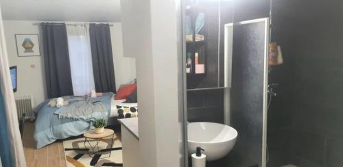 La salle de bains est pourvue d'un lit, d'un lavabo et d'une baignoire. dans l'établissement Apartment at Paris-Defense Arena Free parking by Servallgroup, à Courbevoie