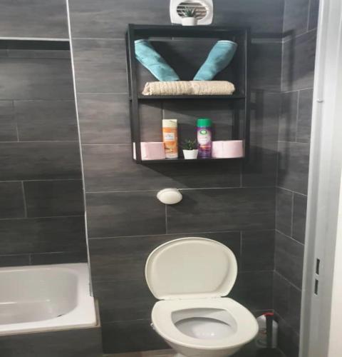 La petite salle de bains est pourvue de toilettes et d'un lavabo. dans l'établissement Apartment at Paris-Defense Arena Free parking by Servallgroup, à Courbevoie