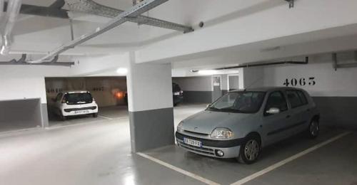 une petite voiture garée dans un garage dans l'établissement Apartment at Paris-Defense Arena Free parking by Servallgroup, à Courbevoie