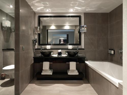 The Dominican, Brussels, a Member of Design Hotels tesisinde bir banyo