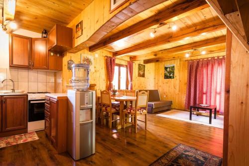 מטבח או מטבחון ב-Holiday home in Rakovica with terrace, WiFi, washing machine 4488-1