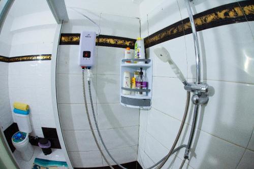 eine Dusche im Bad mit Dusche in der Unterkunft Nefeli Sea Side, Boutique Apartment in Limassol