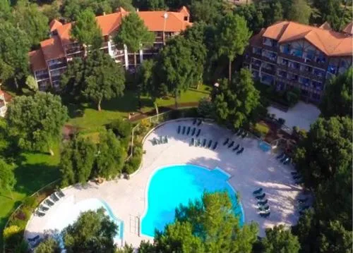 Great condo between golf course and beach