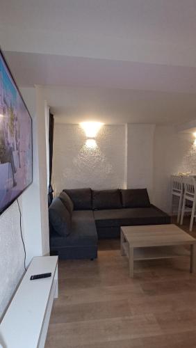 un salon avec un canapé et une table dans l'établissement Studio Neuf Climatisé Centre Ville #6, à Toulon