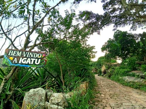 a sign on the side of a dirt road at CASA TRILHAS DE IGATU - CHAPADA DIAMANTINA - BAHIA in Igatu