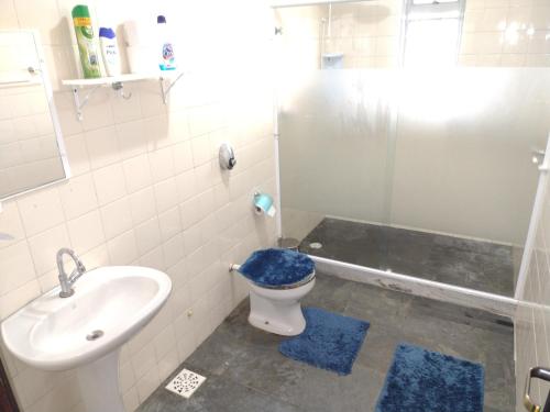 a bathroom with a toilet and a sink and a shower at Apartamento Cobertura in São Pedro da Aldeia