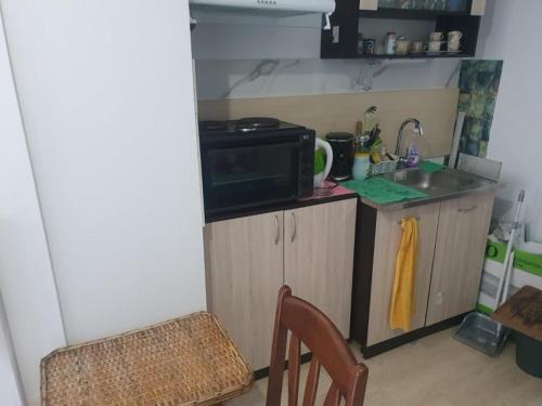 Cuisine ou kitchenette dans l'établissement Синьо небе