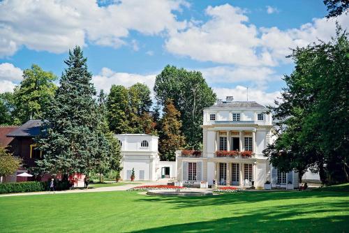 a large white house with a large yard at Chez Simon et Loreline Yerres proche Paris Orly Disney in Yerres