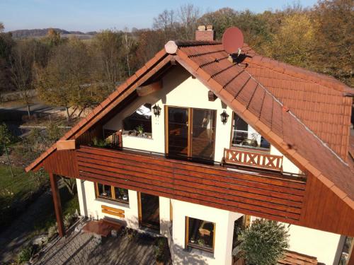 an overhead view of a house with a roof at Ferienwohnung Gisela in Steinigtwolmsdorf