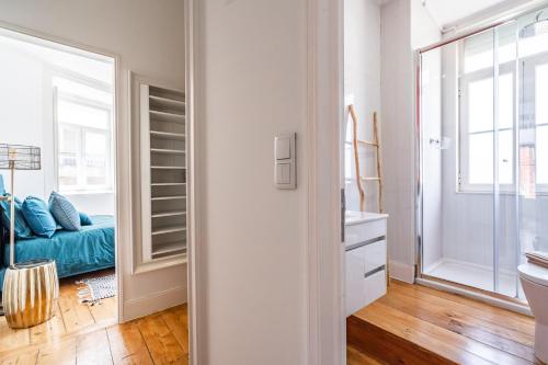 uma casa de banho com um espelho e uma cama num quarto em Akicity Campolide Apollo em Lisboa