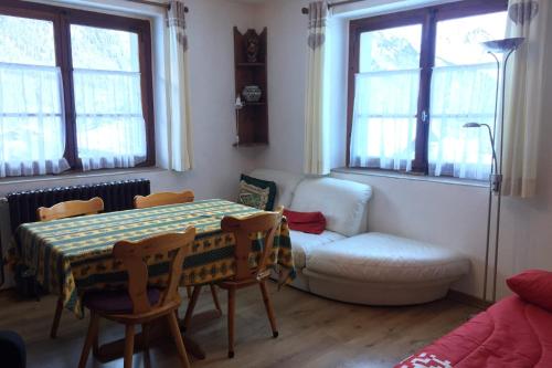 Habitación con mesa, silla y sofá en Family House With Balcony Garden Wi Fi, en Chamonix-Mont-Blanc