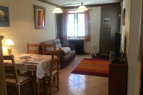 sala de estar con mesa y sofá en Family House With Balcony Garden Wi Fi, en Chamonix-Mont-Blanc