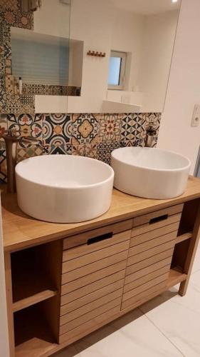 a bathroom with two sinks on top of a counter at Chez Simon et Loreline Yerres proche Paris Orly Disney in Yerres