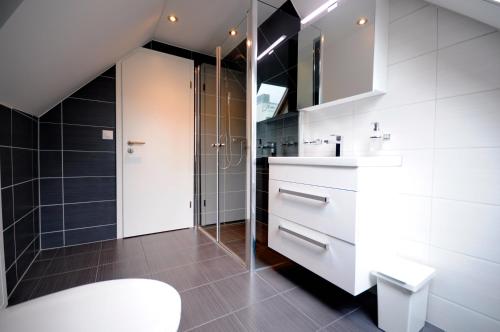 Phòng tắm tại Luxury Apartments by Livingdowntown