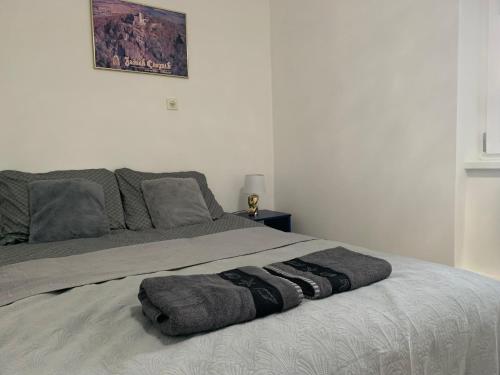 Ένα ή περισσότερα κρεβάτια σε δωμάτιο στο Apartament pod Zamkiem Chojnik