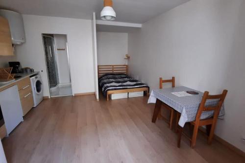 a living room with a table and a kitchen at Chez Simon et Loreline Yerres proche Paris Orly Disney in Yerres