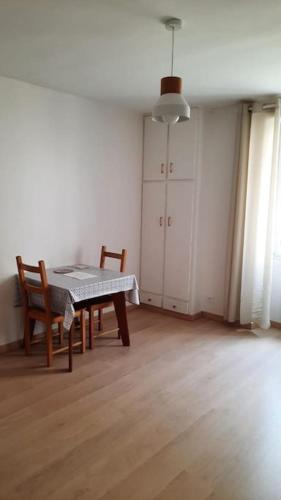 a dining room with a table and chairs in a room at Chez Simon et Loreline Yerres proche Paris Orly Disney in Yerres