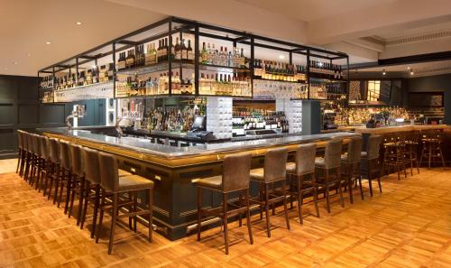 El salón o zona de bar de The Address Connolly