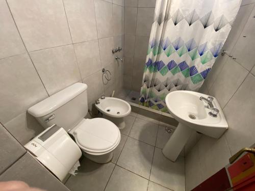 y baño con aseo y lavamanos. en Lacandona Hostel en Córdoba