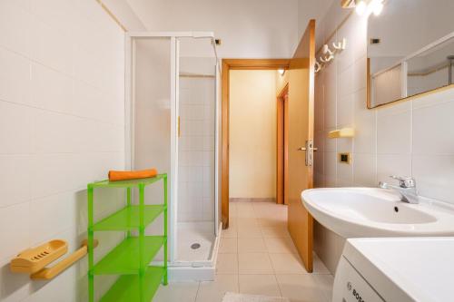 uma casa de banho com um lavatório e um chuveiro em Villa erica appartamento Loredana em Villa San Pietro
