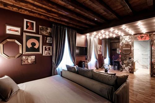 - un salon avec un lit et un canapé dans l'établissement Vitrum - Como Luxury Suites, à Côme