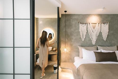 Postel nebo postele na pokoji v ubytování Glory Wabi Sabi Hotel 清迈古城荣耀侘寂酒店